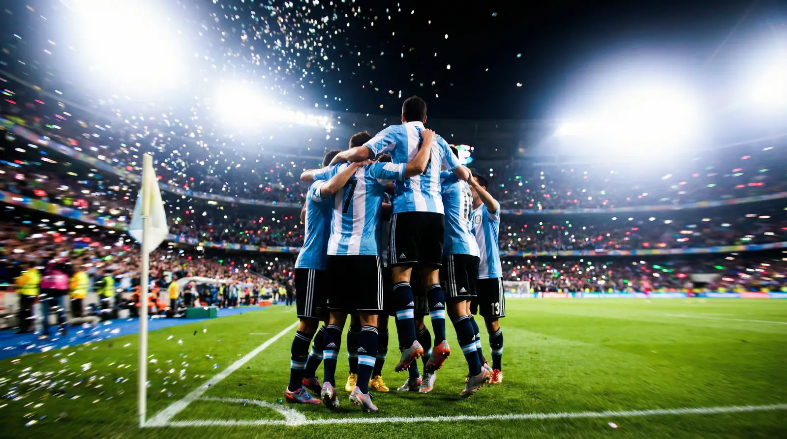 Selección argentina de fútbol celebrando un gol en un estadio durante un partido nocturno del Mundial
