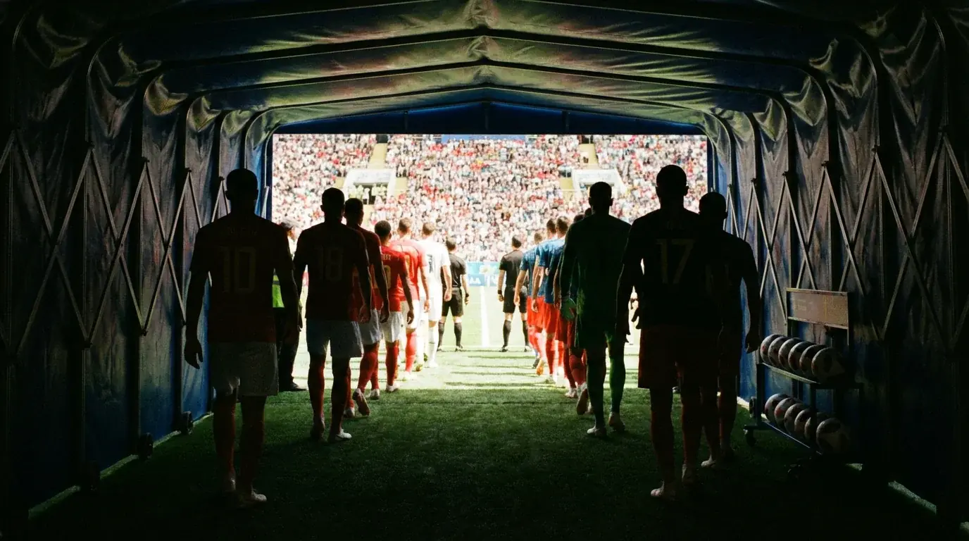 Jugadores de distintas selecciones nacionales formados en el túnel de vestuarios antes de salir al campo en un partido de fase de grupos